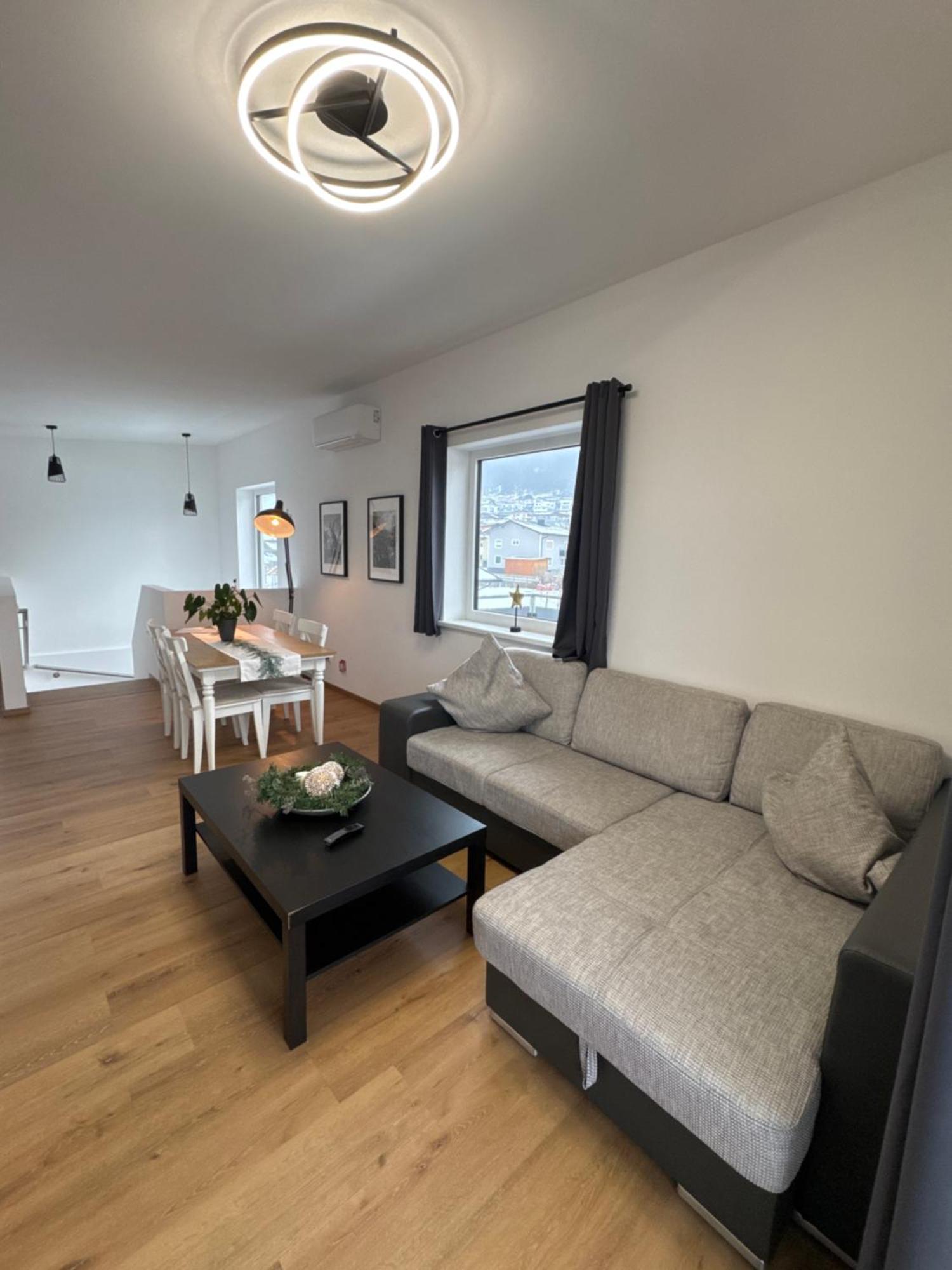 Oliver, Axams Apartment